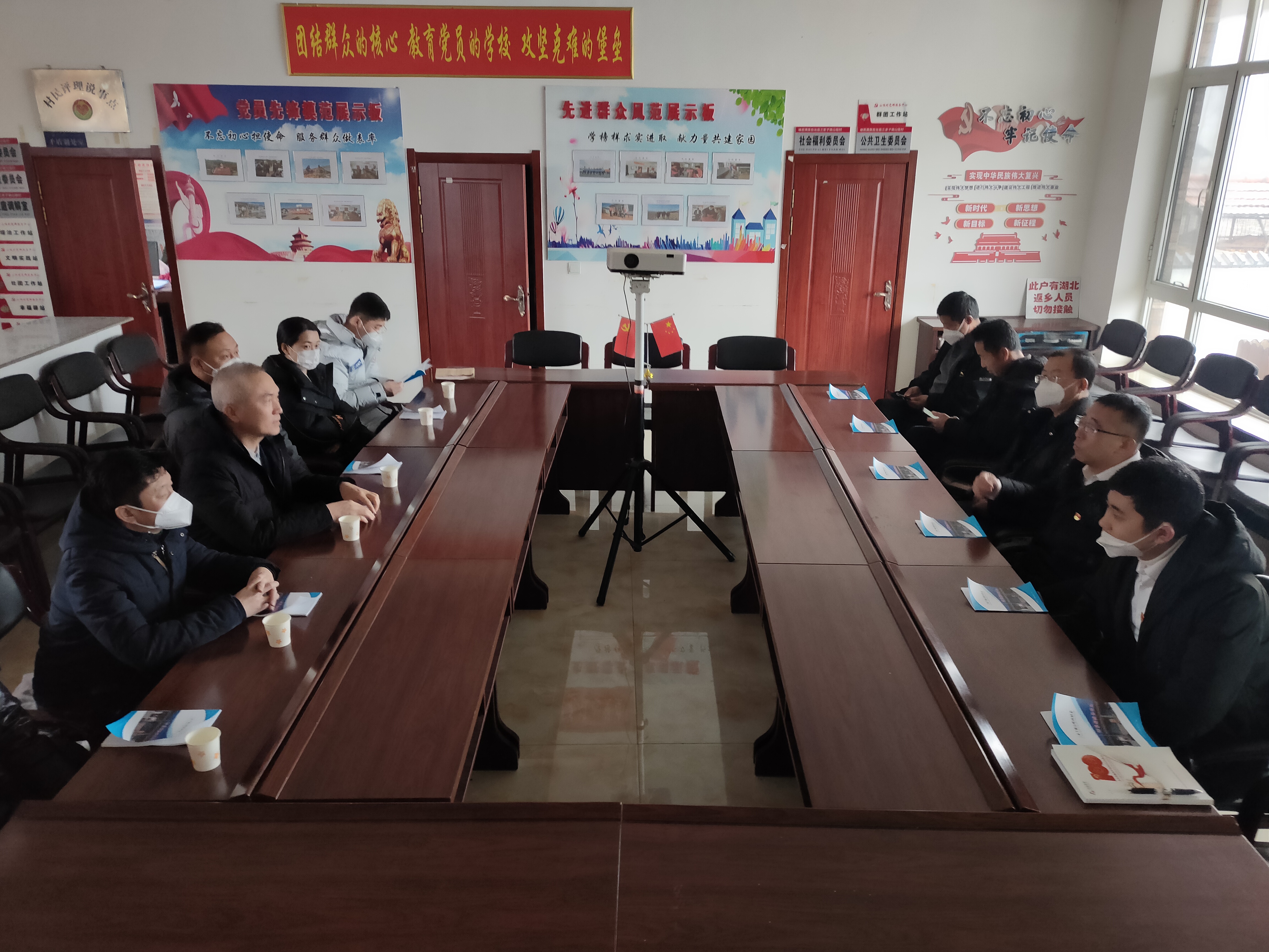 践行国企责任，迎新春送温暖——皇冠welcome官网集团、温泉集团、公服集团前往驻村工作队 走访慰问